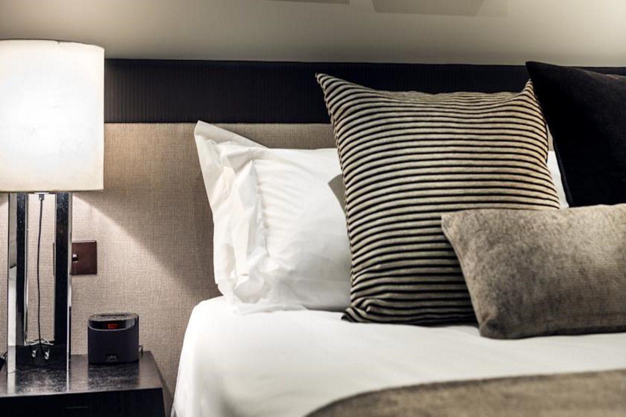 Fraser Suites Περθ Εξωτερικό φωτογραφία A bed with pillows