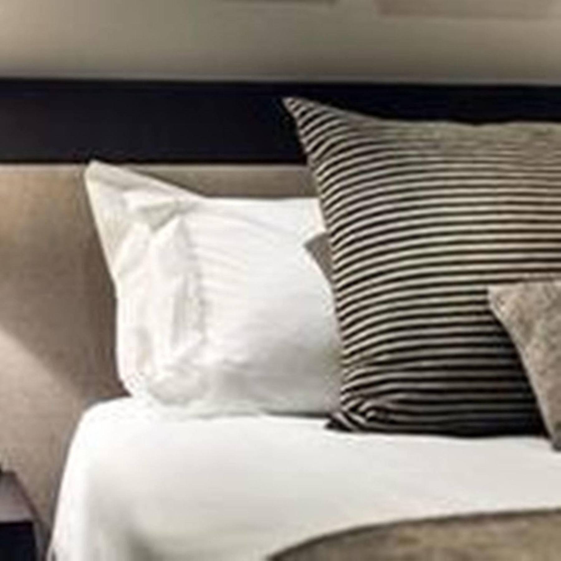 Fraser Suites Περθ Εξωτερικό φωτογραφία A striped cushion