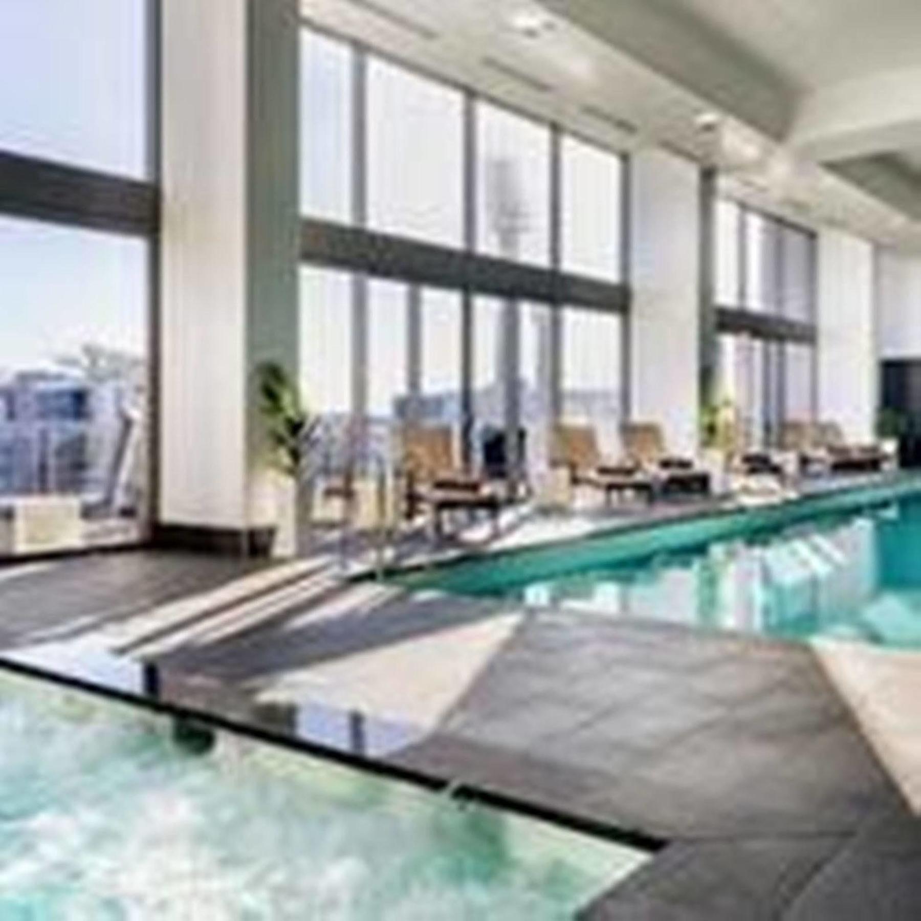 Fraser Suites Περθ Εξωτερικό φωτογραφία The pool at the 1018