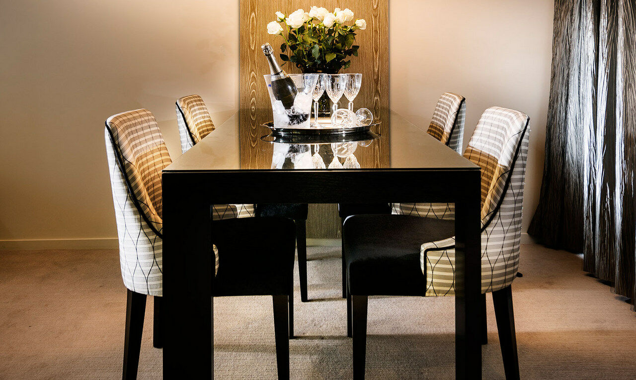 Fraser Suites Περθ Εξωτερικό φωτογραφία A dining room table